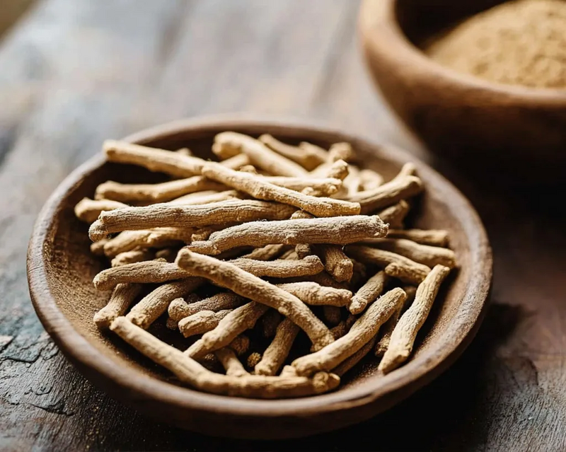 Ashwagandha-Wurzel in einer Holzschüssel