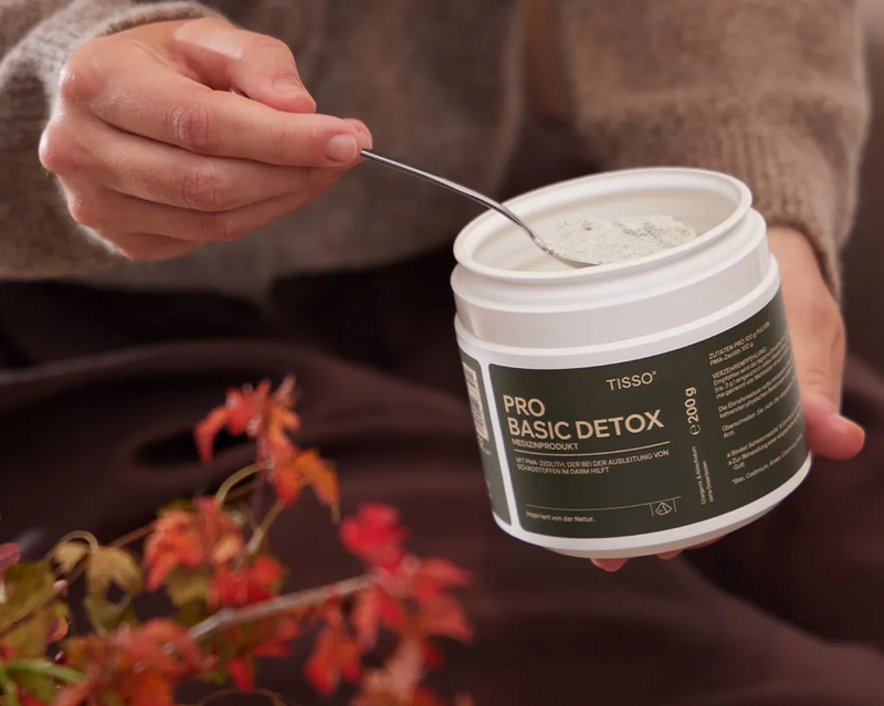 Pro Basic Detox wird mit einem Löffel aus der Dose in ein Glas gegeben