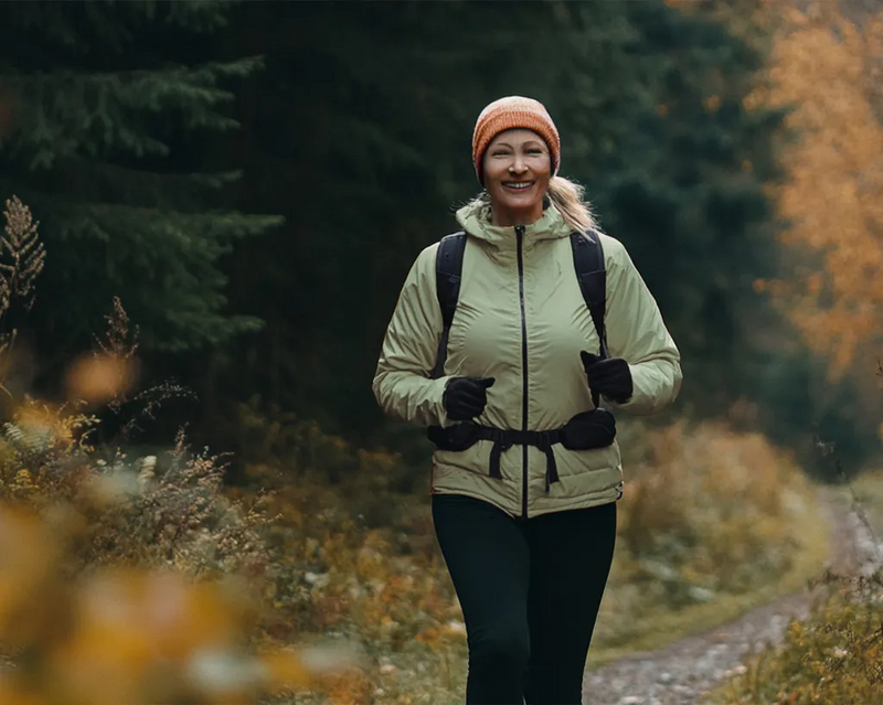 Fitte Frau wandert durch einen Wald