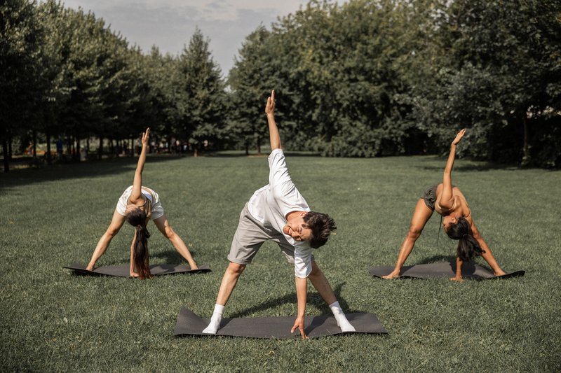  Bild von einer Gruppe im Park, die Sport macht und daher einen erhöhten L-Carnitin-Tagesbedarf haben kann