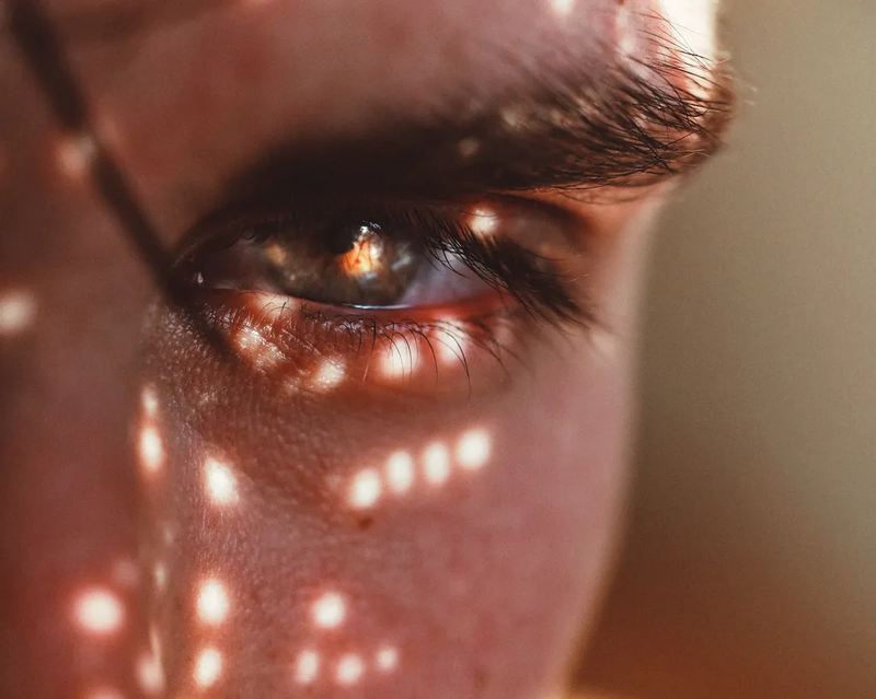 Auge eines Mannes mit leichten Sonneneinstrahlungen auf der Haut