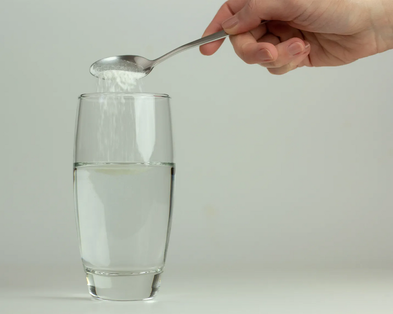 Bild von Glas gemischt mit Pulver und Wasser